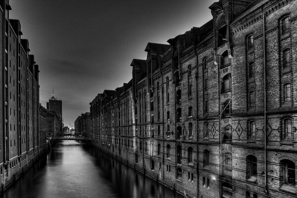 Canale in bianco e nero tra le mura della città