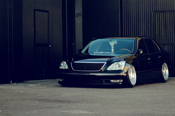 Elegante Lexus nera in un hangar scuro