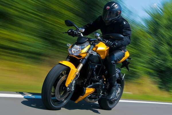 Ducati streetfighter 848 sportbike en mouvement