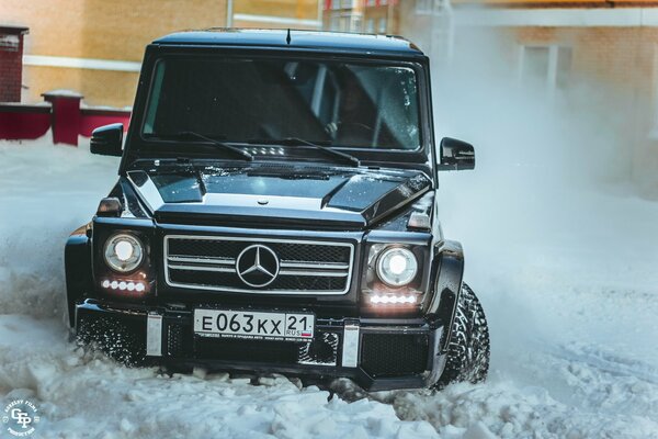 Mercedes negro en un camino cubierto de nieve
