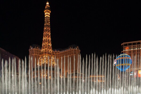 Illuminationen des Brunnens im nächtlichen Las Vegas