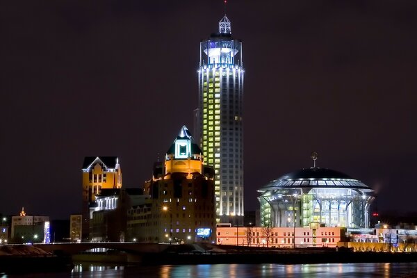 Torre alta de la noche de Moscú