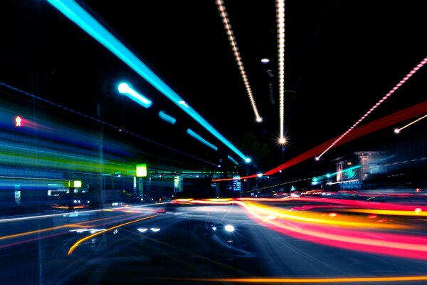 Nachtfahrt im Auto im Licht der Neonlichter der Metropole