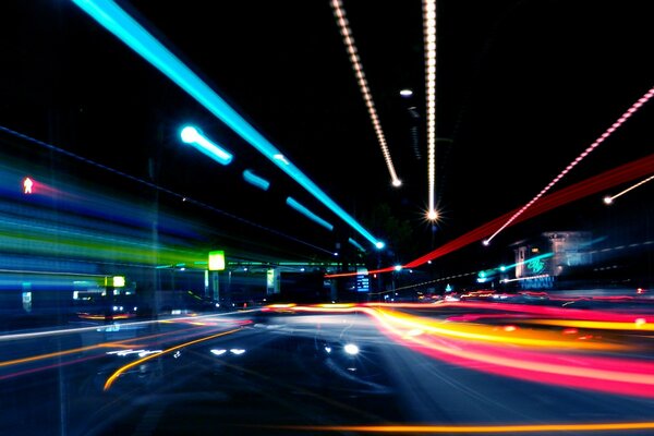 Paseo nocturno en coche a la luz de las luces de neón de la metrópoli