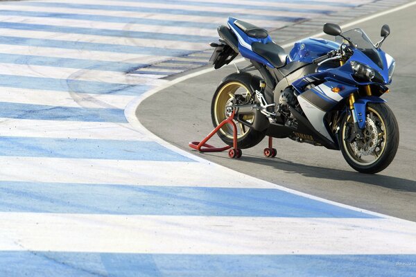 Moto azul en la pista