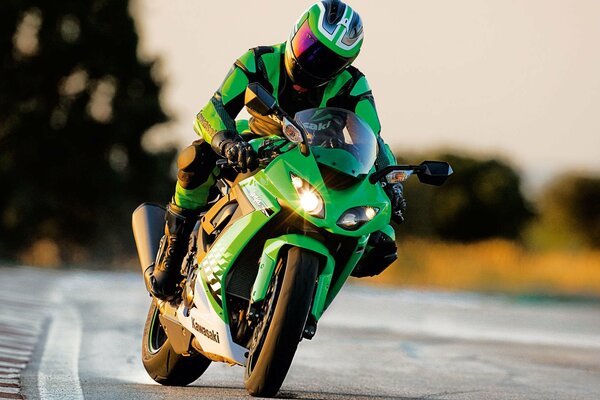 Motocycliste entrant dans un virage serré