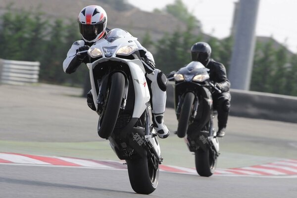 Piloti di trasporto moto a velocità