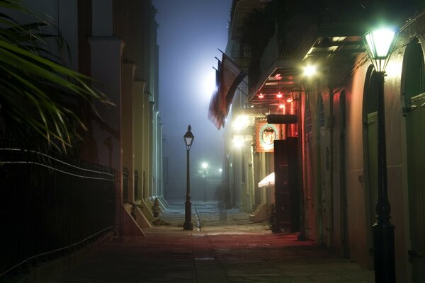 Linterna en la calle nocturna de la ciudad