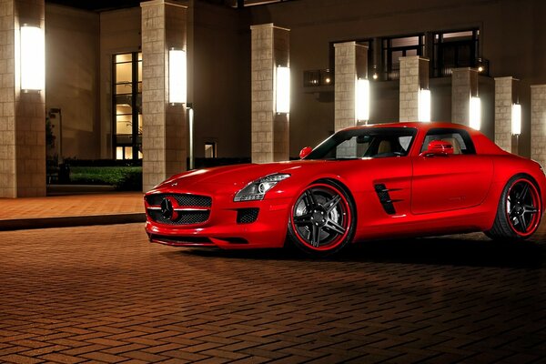 Auto rossa mersedes-benz SLS amg