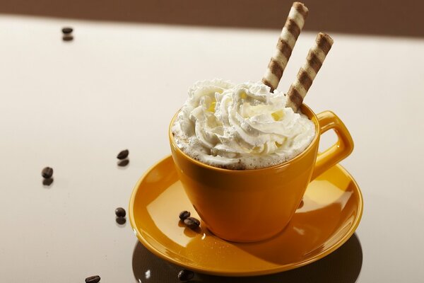 Beau dessert dans une tasse jaune