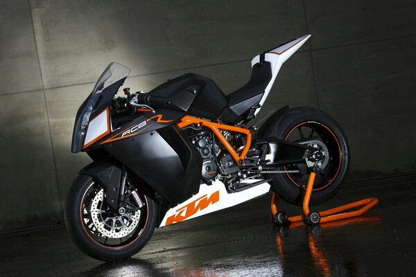 Das KTM rc8 Motorrad von 2009 steht vor dem Hintergrund einer Betonwand