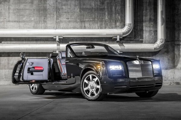 Gracieuse rols-Royce Phantom avec porte ouverte