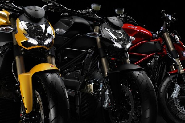 Le moto Ducati streetfighter gialle nere e rosse si allineano
