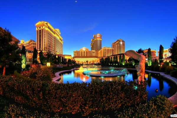 Fuente en la ciudad de las Vegas por la noche