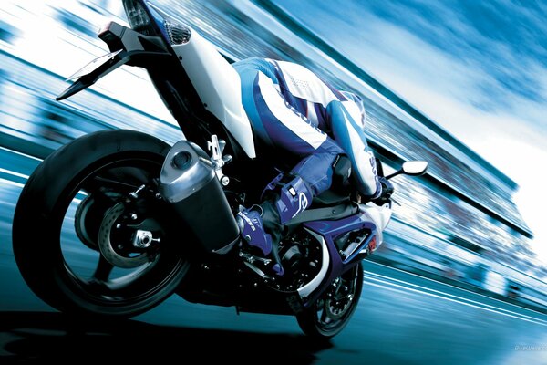 Moto Suzuki a velocidad