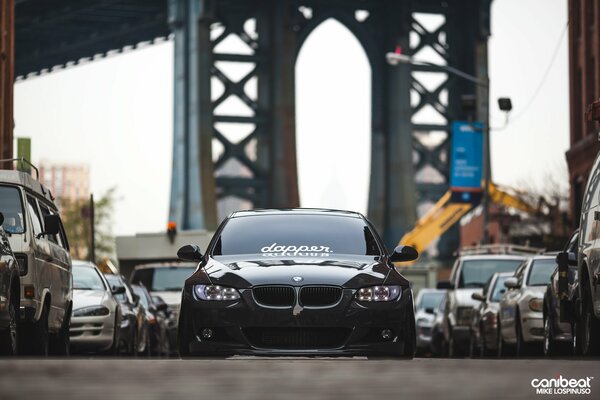 Auto bmw 335i auf dem Hintergrund der Bunkerbrücke