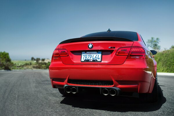 BMW rouge sur la route vue arrière