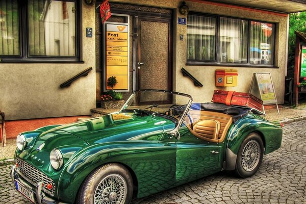 Vert rétro cabriolet dans la rue de la ville