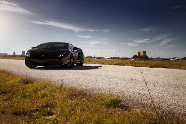 Route goudronnée sur laquelle se trouve Lamborghini Aventador