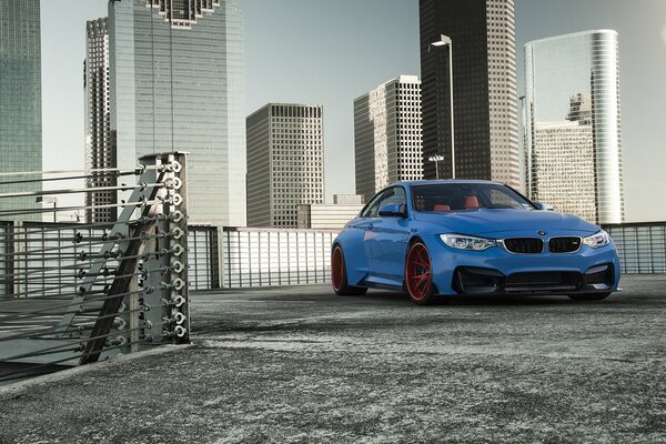 Blu BMW vorsteiner sullo sfondo della metropoli moderna