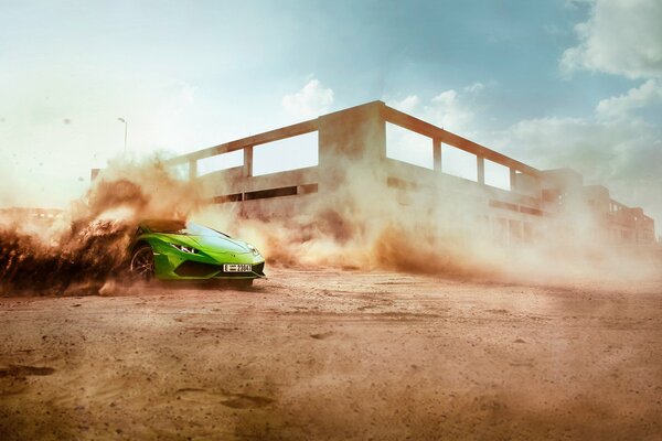 Une supercar verte effectue un dérapage sur une route de sable
