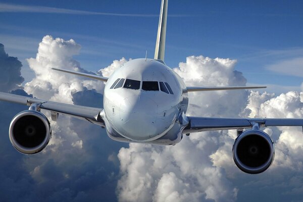 Avión blanco volando en las nubes