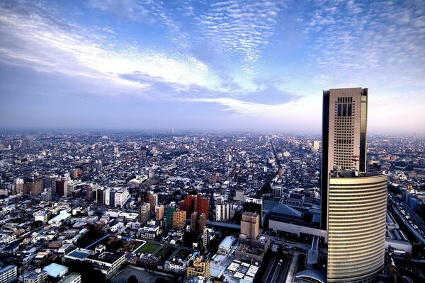 Orizzonte con cielo e nuvole sopra gli edifici