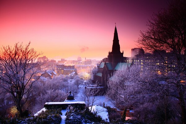 Città innevata la sera