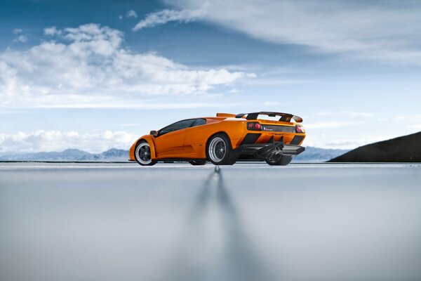 El prestigioso coche de la marca lamborghini en color naranja