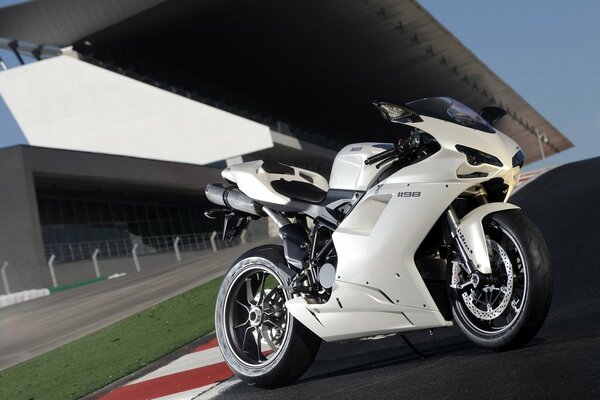 Ducati 1198 sportbike biały