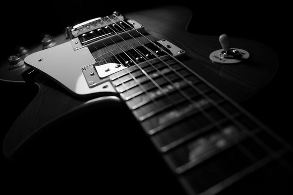 Красивый ракурс фото гитары на тёмном фоне