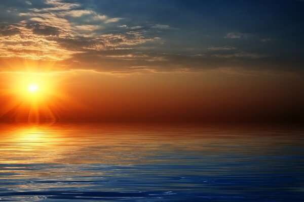 Beau coucher de soleil ensoleillé sur fond d océan