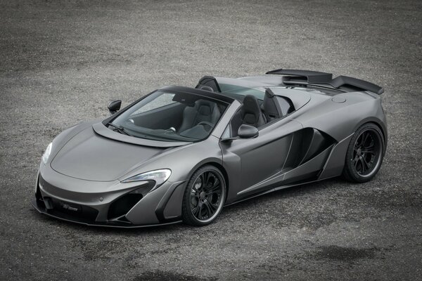 Mclaren auto grigia su sfondo grigio