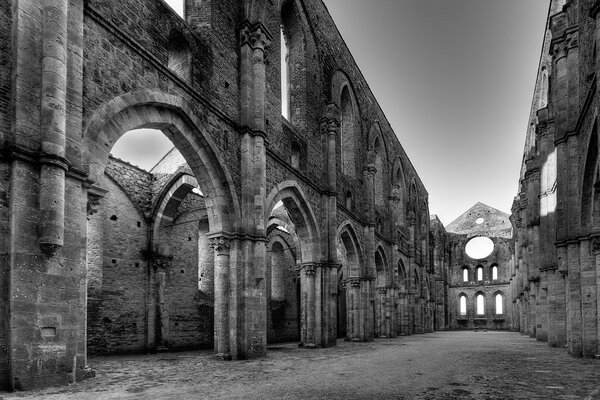 Foto en blanco y negro de las oscuras ruinas de la iglesia