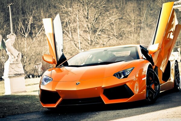 Supercar orange Lamborghini avec portes montantes