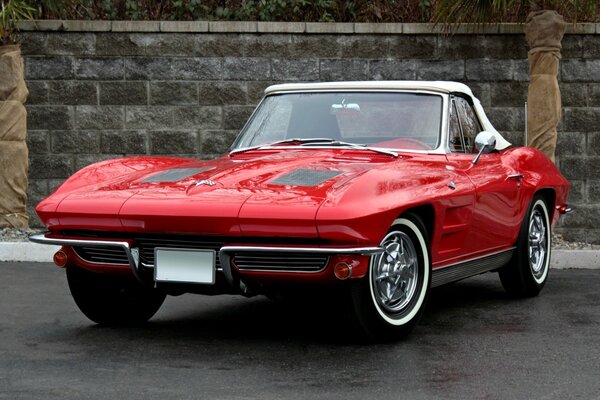 Rouge chevrolet Corvette rétro