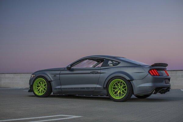 Czarny Ford Mustang z zielonymi tarczami