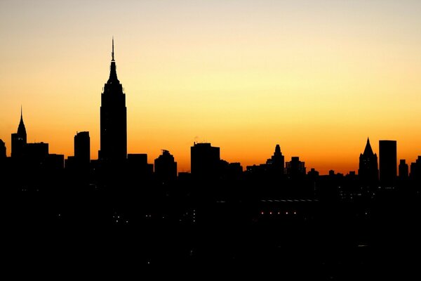 Der Sonnenuntergang und die Lichter haben eine klare Kontur für die Stadt geschaffen