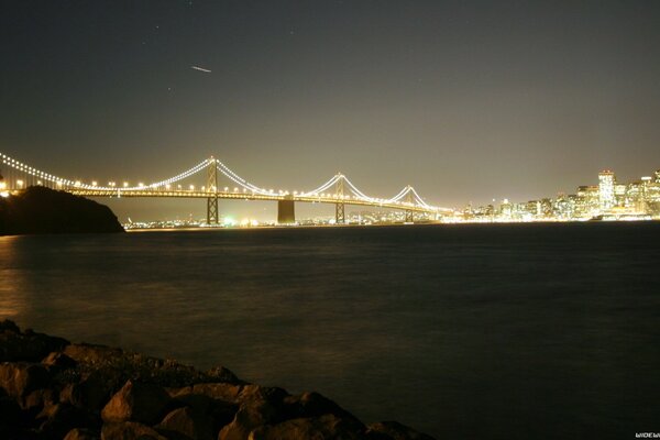 Paysage de nuit avec pont illuminé