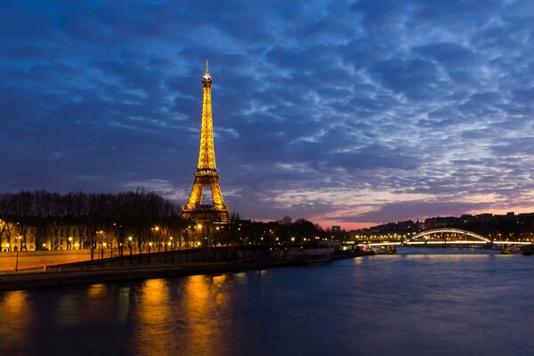 Una noche en Francia con luces y una torre