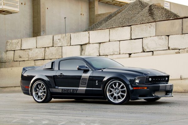 Shelby Mustang sur fond de briques