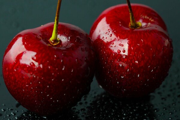 Kirschbeerenfrucht mit Wassertropfen in Vergrößerung