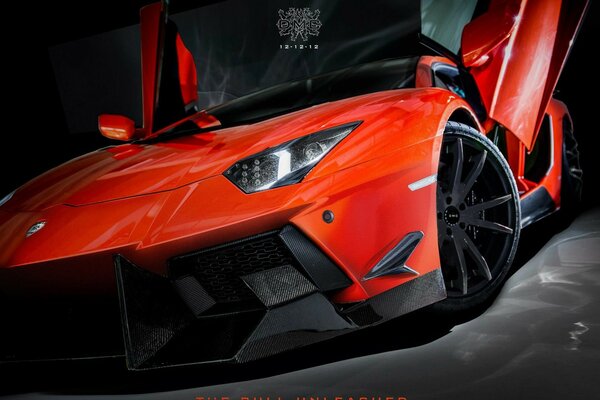 Lamborghini rouge avec portes ouvertes