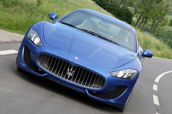 Ein sportlicher Maserati rast über die Straße der Vorfahren