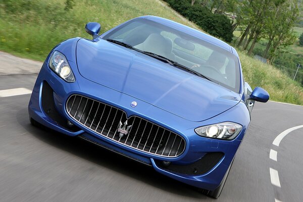 Sportowa Maserati pędzi drogą przodków