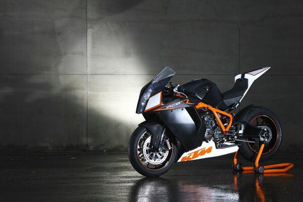 Австрийский мотобайк ktm rc8 2009 года выпуска