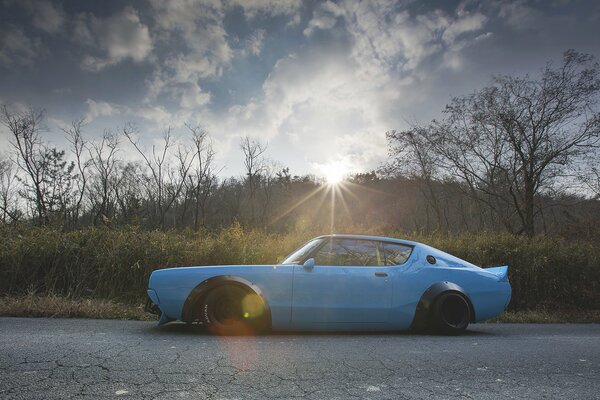 Nissan bleu au soleil couchant