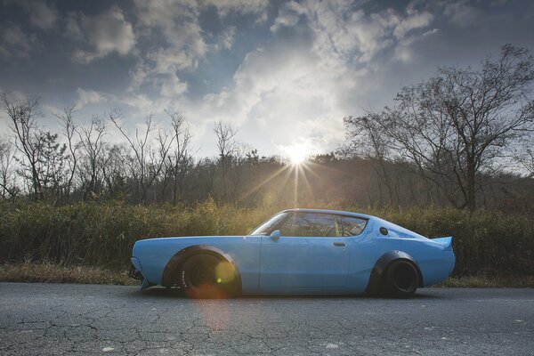 Nissan blu al tramonto