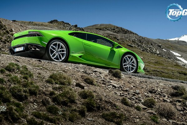 Lime lamborghini urakan in the mountains