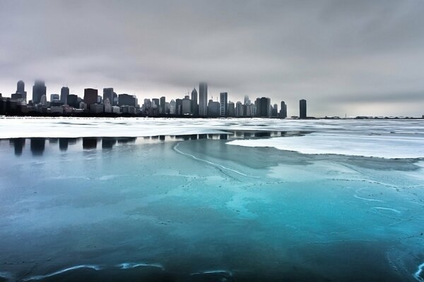 Winter-Chicago im blauen Nebel
